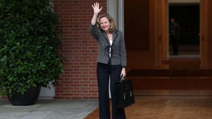 La ministra de Economía, Nadia Calviño, antes de entrar el viernes a la reunión del Gobierno. // Reuters