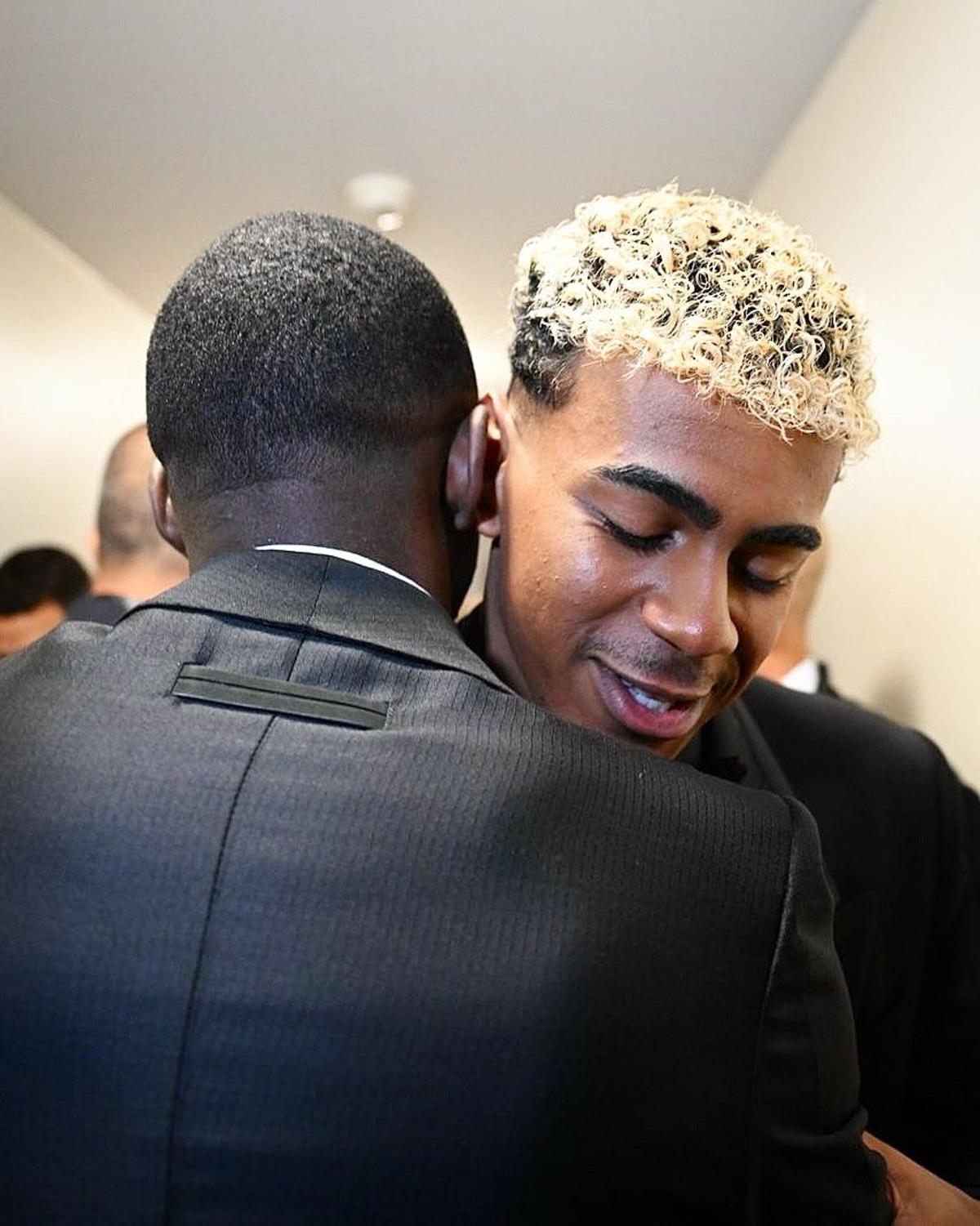 Lamine y Dembélé, abrazados