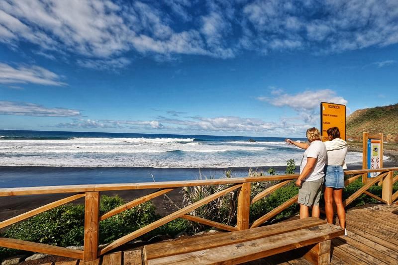 Falta de aparcamiento en las playas de Roque de las Bodegas y Almáciga, en Anaga