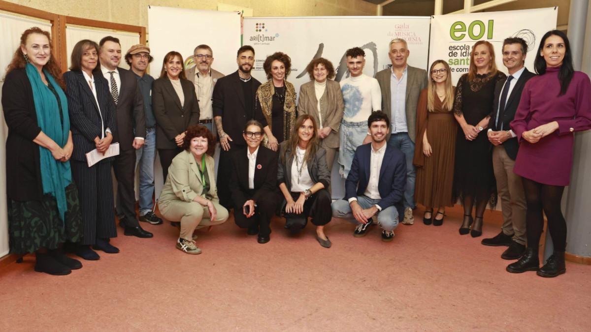 Séptima por la derecha, de pie, la alcaldesa, entre más asistentes de la gala aRi(t)mar.