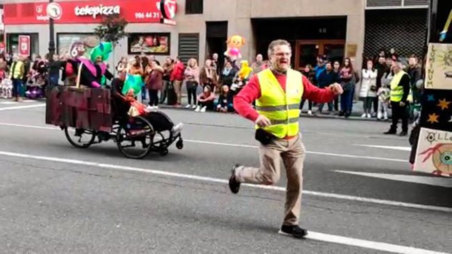 Carnaval 2020 en Vigo: un voluntario con mucha marcha en el Entroido