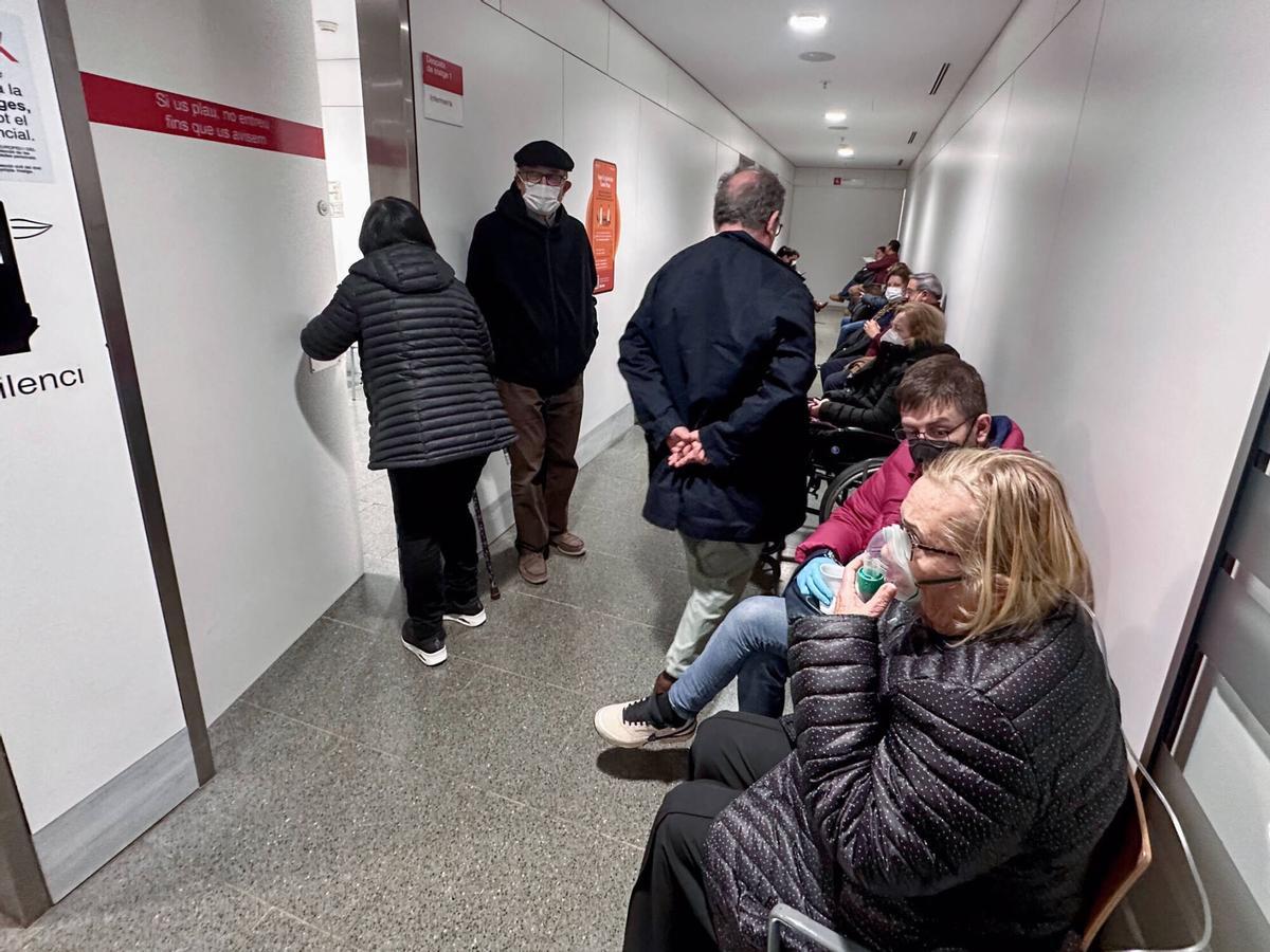 Pacientes y familiares en la sala de espera de urgencias del Hospital de Sant Pau.