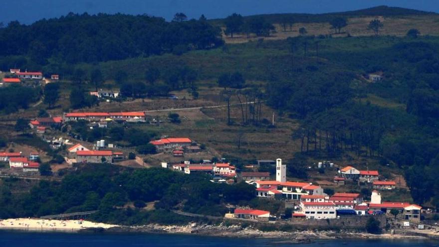 Una vista aérea de las casas y de la zona de O Curro, en las inmediaciones del puerto de la isla de Ons.  // Iñaki Abella