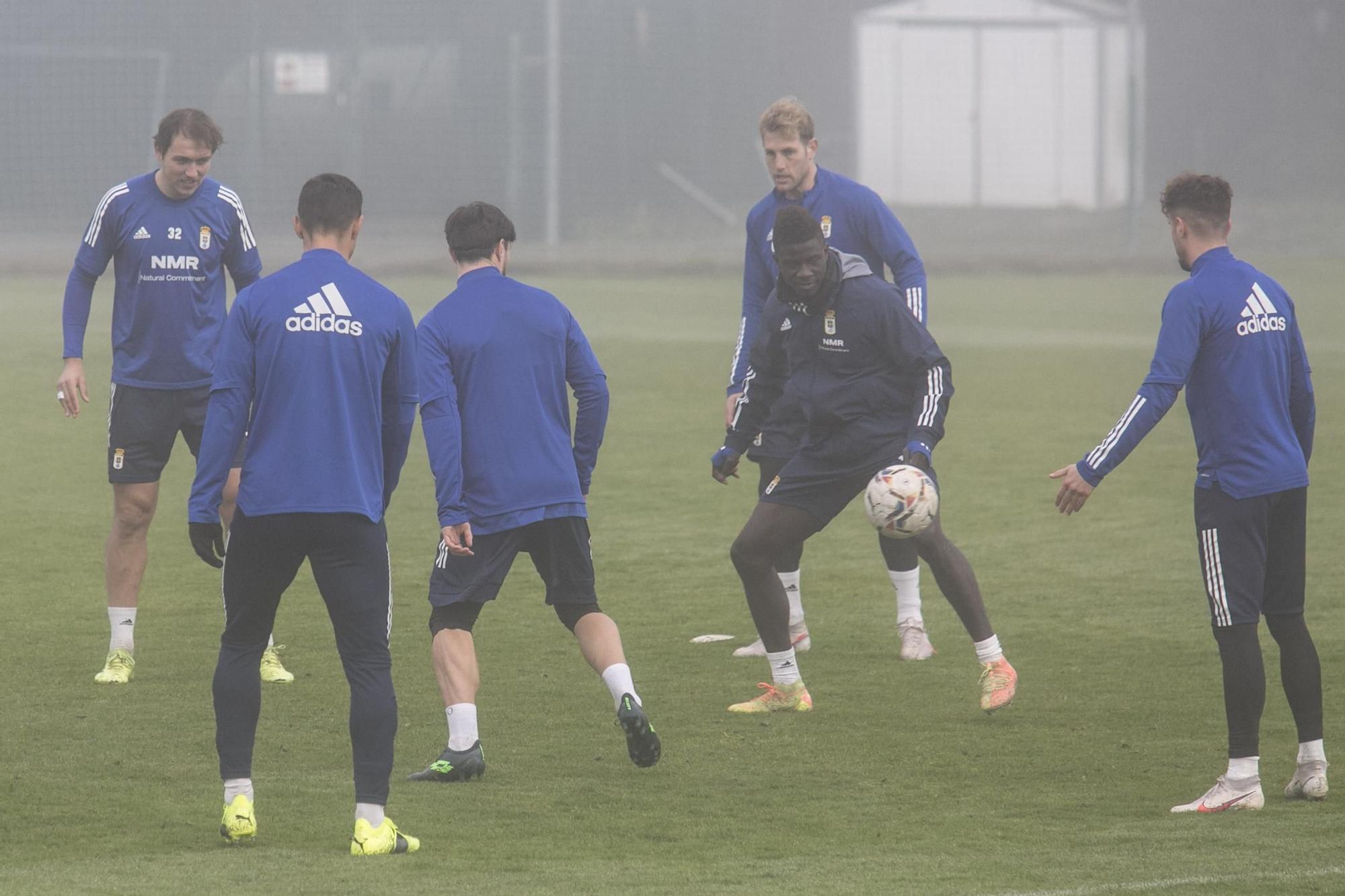 El entrenamiento del Oviedo en mitad de la niebla