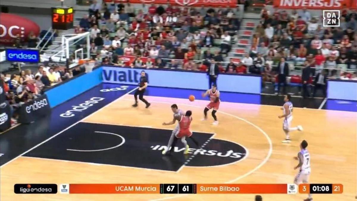 Captura de pantalla de la polémica acción en el partido UCAM Murcia-Surne Bilbao