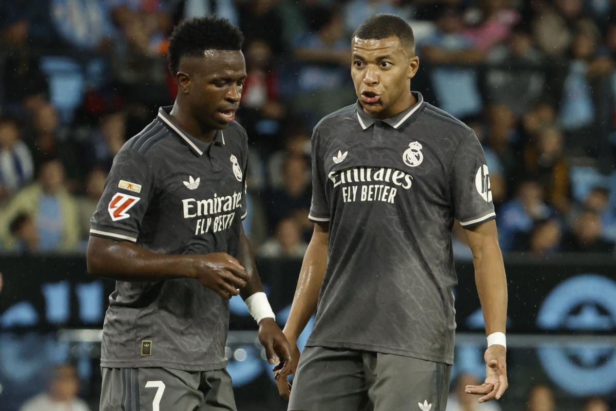 Kylian Mbappé, junto a Vinicius, en un partido de Liga del Real Madrid.