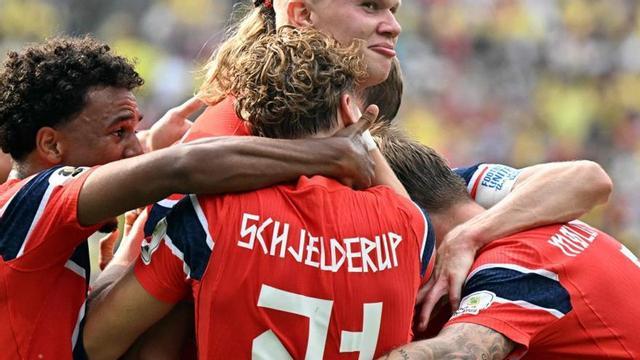 Haaland, felicitat pels companys, després del primer gol d’ahir.  | JEWEL SAMAD / AFP