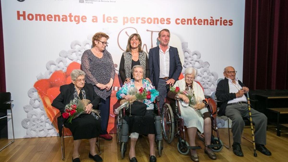 La alcaldesa, Núria Marín, con los cuatro hospitalenses centenarios durante el acto de homenaje, ayer por la tarde.