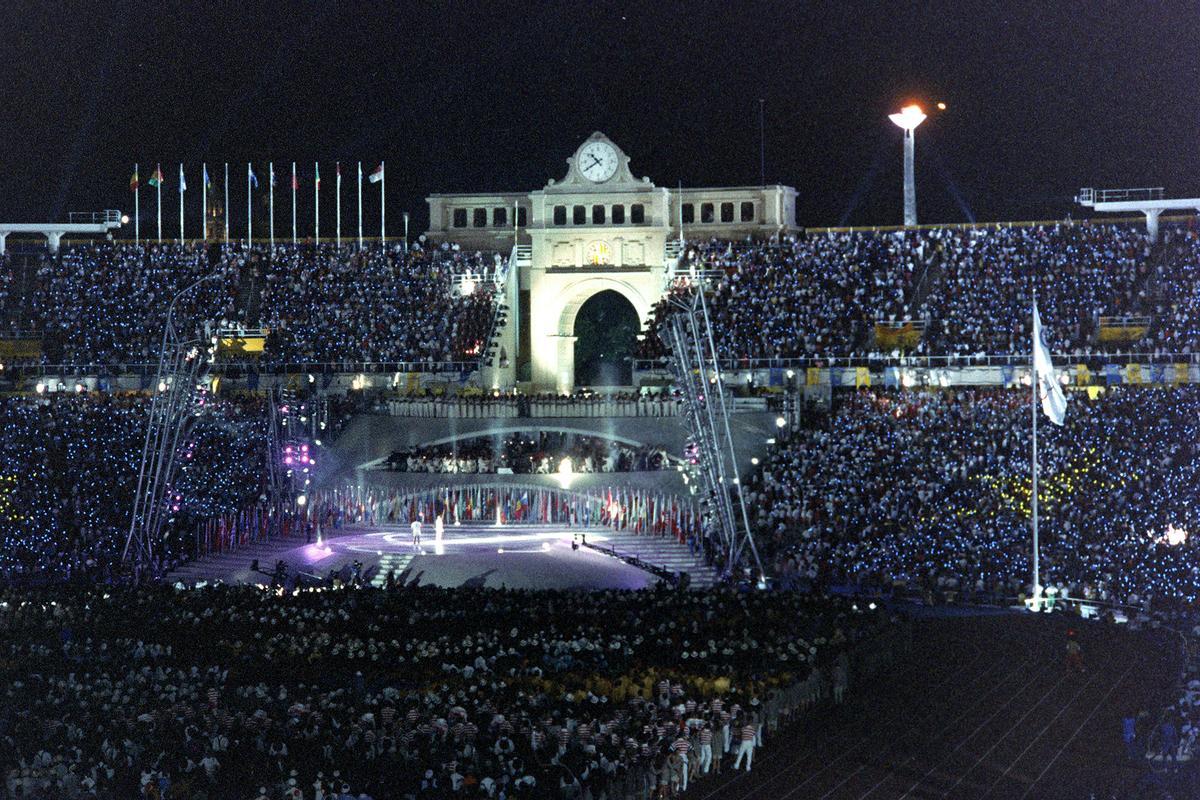 El atleta paralímpico Antonio Rebollo enciende con su flecha el pebetero del Estadio Olímpico de Montjuic el 25 de julio de 1992 en la ceremonia de inauguración en los Juegos Olímpicos de Barcelona en 1992.