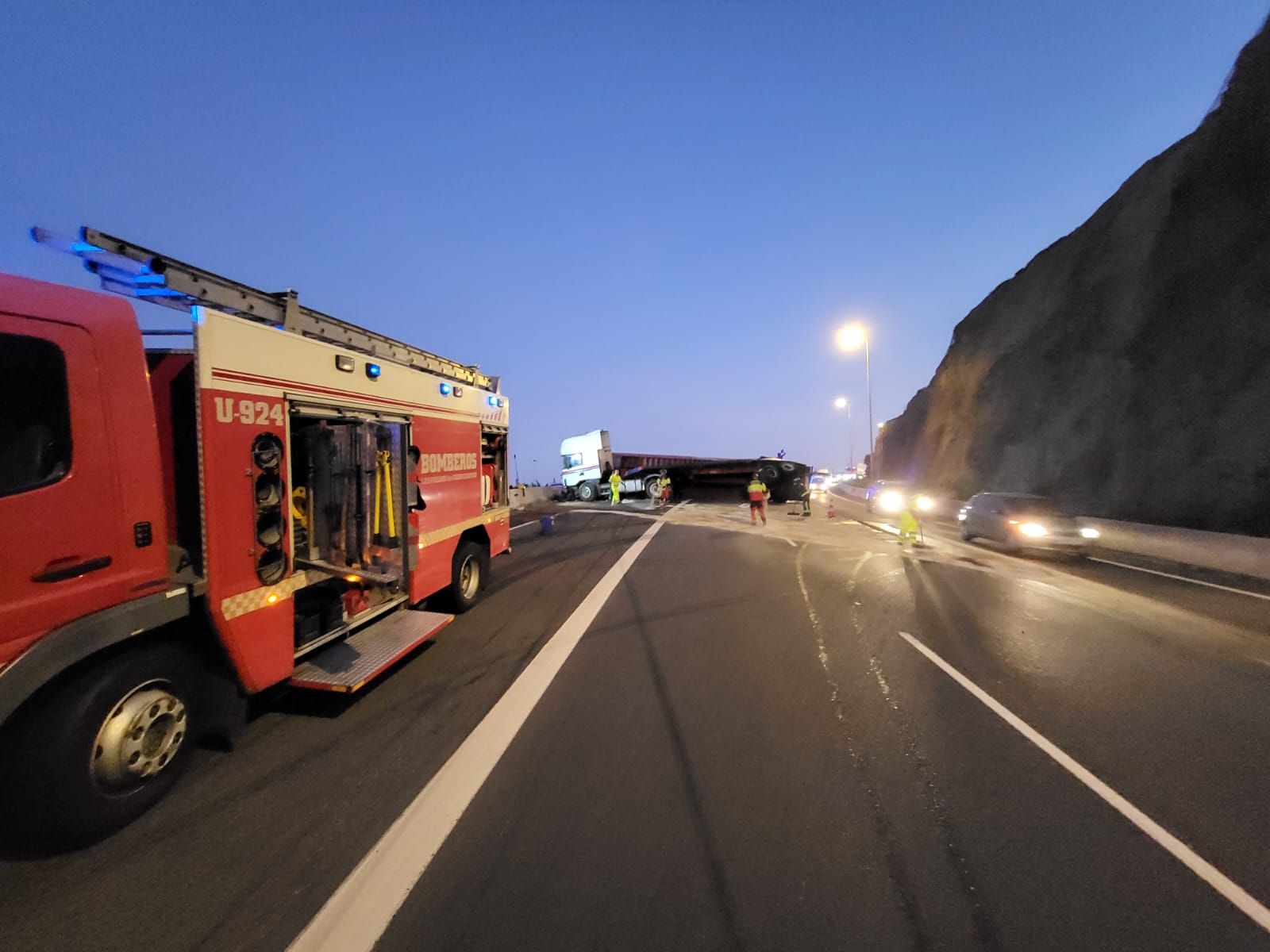 Tareas de limpieza del camión accidentado en La Laja