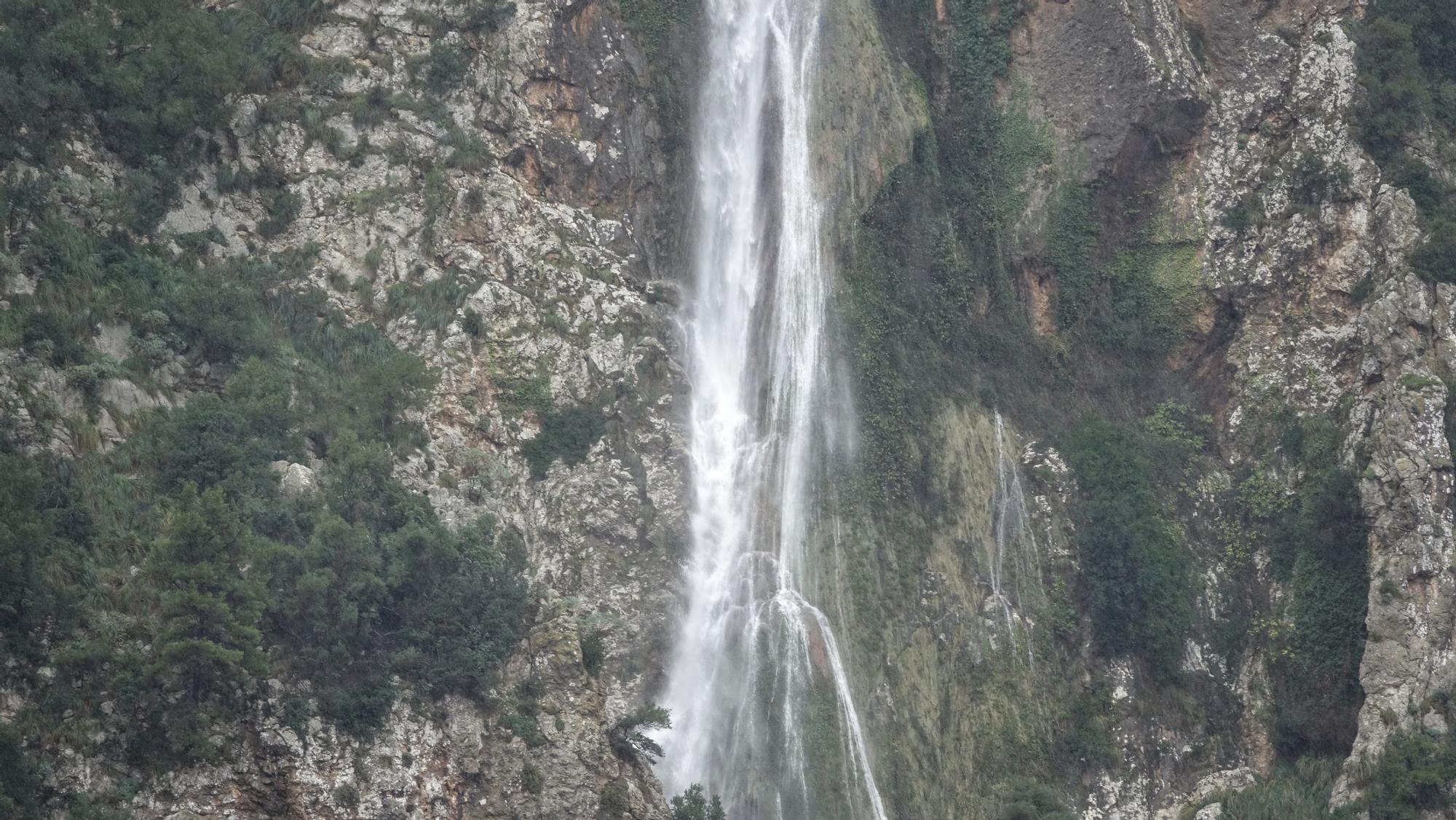 Las lluvias activan el impresionante salto de agua del Torrent des Lli