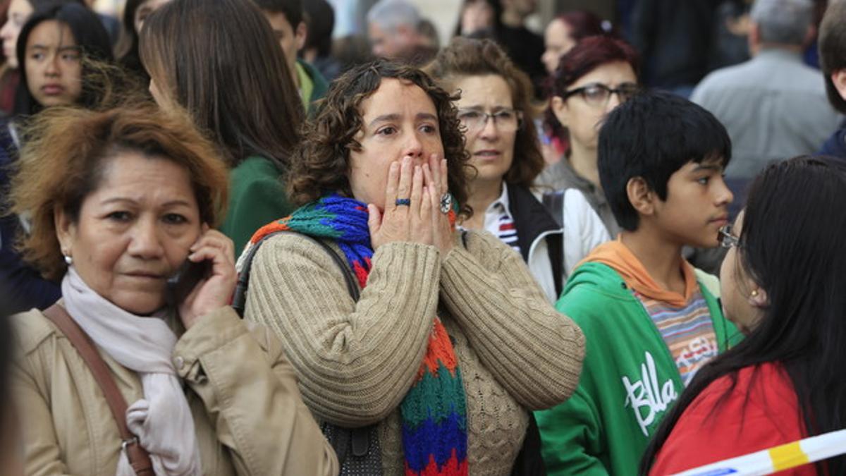 Familiares de los alumnos el IES Joan Fuster, a las puertas del centro, esta mañana.