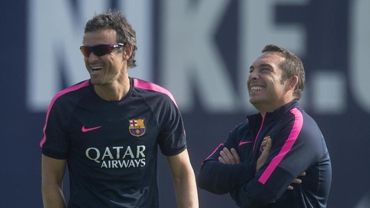 Luis Enrique (izquierda) y Joaquín Valdés, psicólogo del Barça, bromean durante el entrenamiento de este viernes.