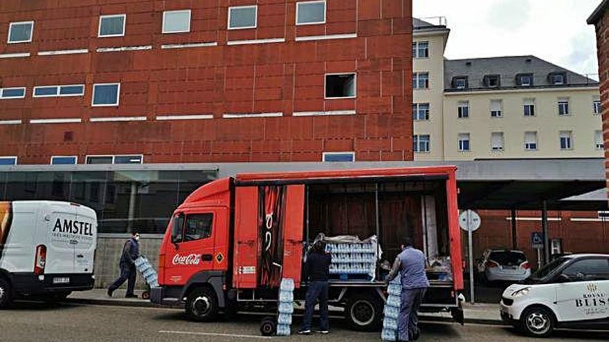 Bodegas Atanes descarga las botellas de agua en el hospital.