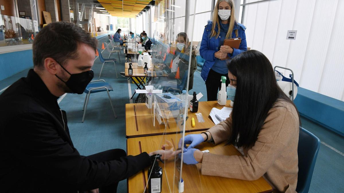 Realización del test rápido a un alumno en Ciencias da Educación e do Deporte.