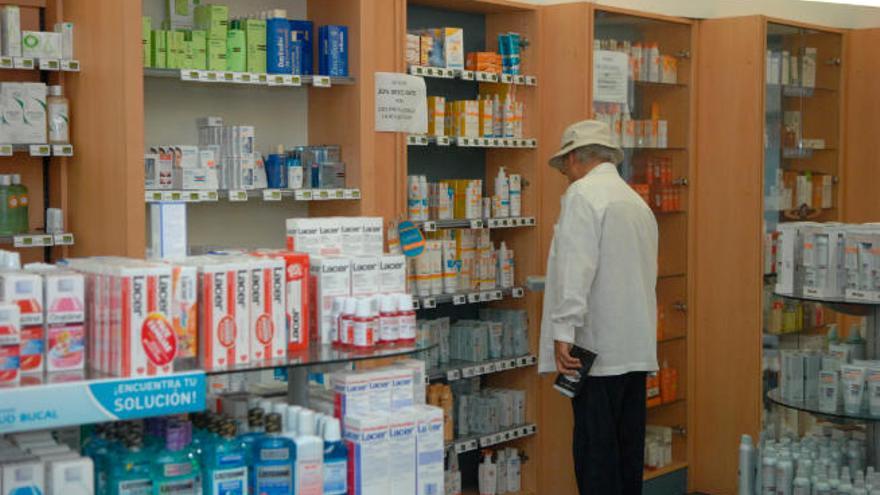 Un cliente mira productos en una farmacia.