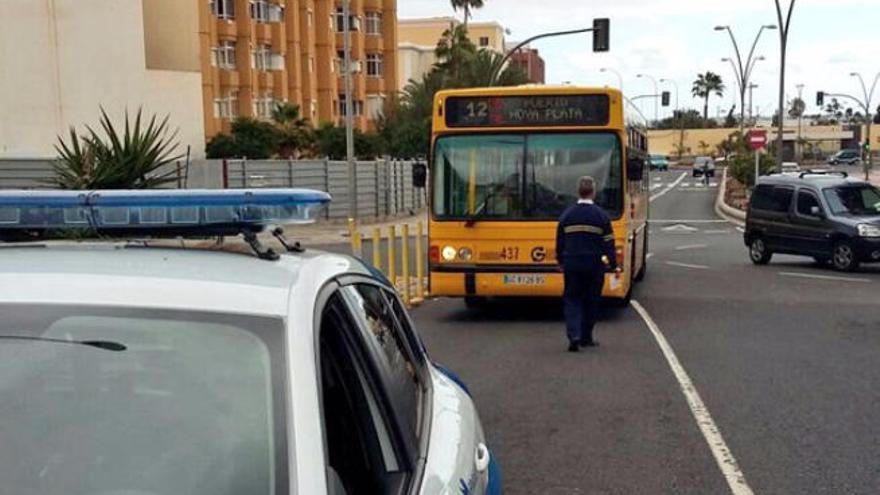 El conductor de un turismo choca contra una guagua y se ausenta del lugar