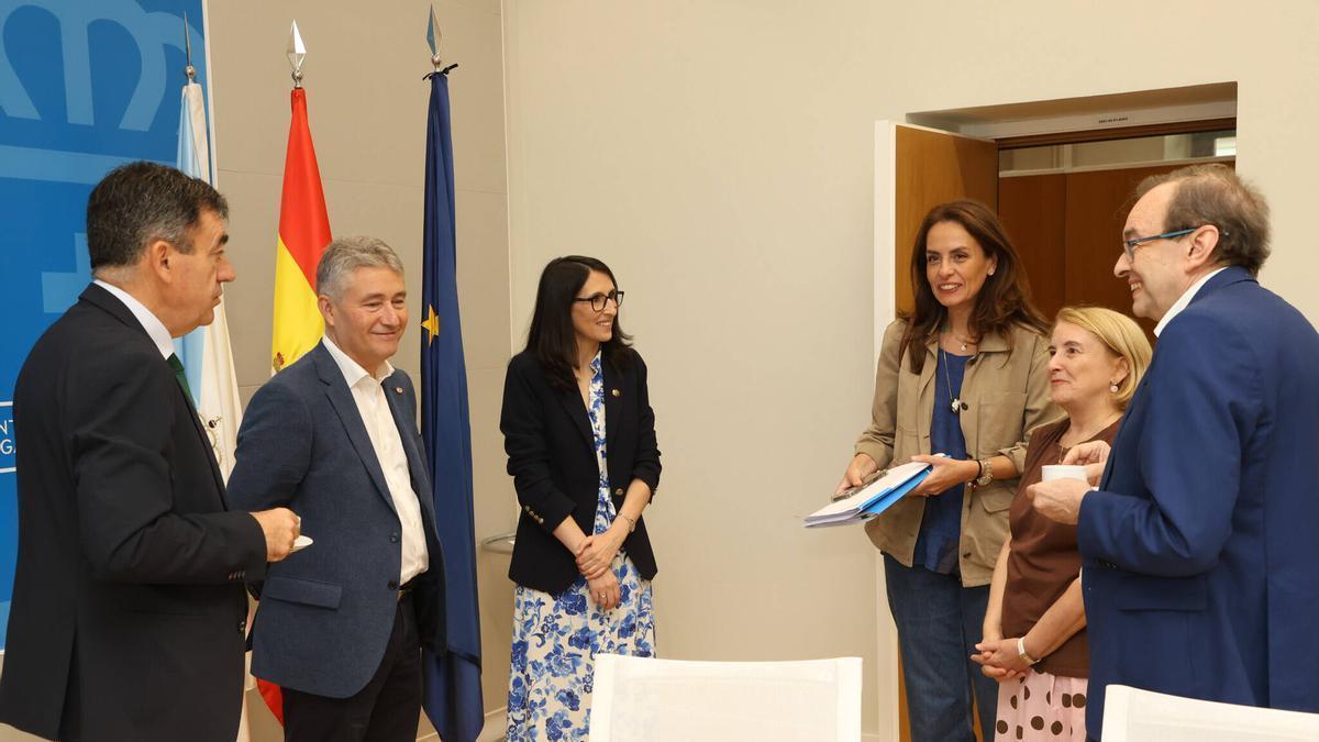 El conselleiro de Educación y representantes de Consellería y de las universidades gallegas reunidos para abordar la reforma de la PAU.
