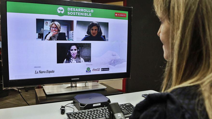 Elena Fernández (Cogersa), Beatriz Arribas (Coca-Cola) y Leticia Rodríguez (Asturagua), en la pantalla, durante el debate. | Julián Rus