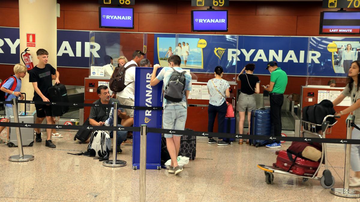 Viatgers facturant als taulells de Ryanair de la T-2, en el primer dia de la nova tanda de vagues dels tripulants de cabina