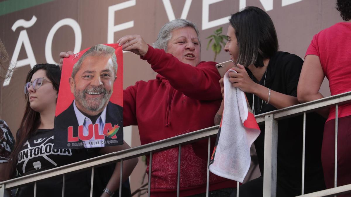 Una persona muestra una cartel con la imagen de Lula, durante el primer acto de campaña de Bolsonaro, este martes en Juiz de Fora (Brasil).