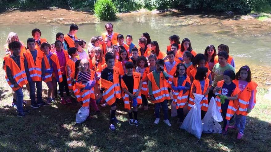 Los alumnos del colegio de Infiesto que limpiaron las orillas del río Piloña.