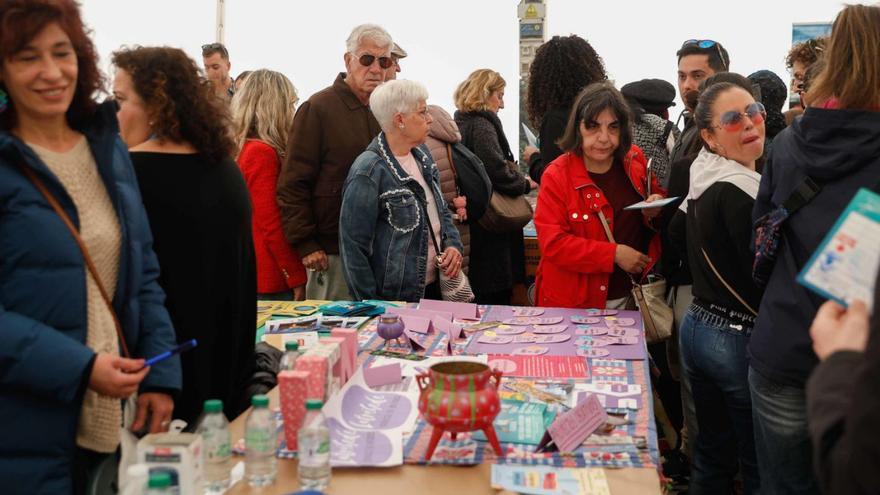 Ambiente ayer en la carpa instalada en Pedro Menéndez para la fiesta de las asociaciones de Avilés. | M. Villamuza