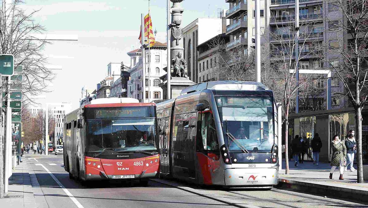 Un autobús y un tranvía, pasando al mismo tiempo por la plaza Aragón.