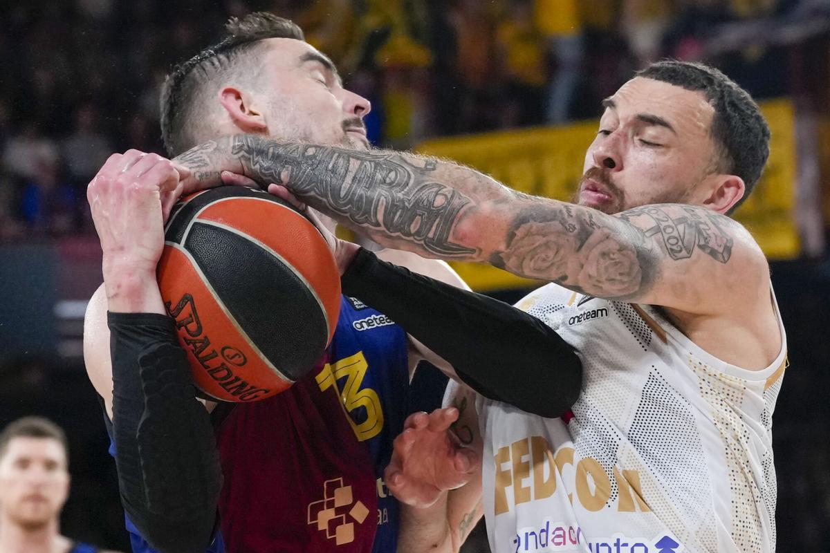 Tomas Satoransky pelea un balón con Mike James