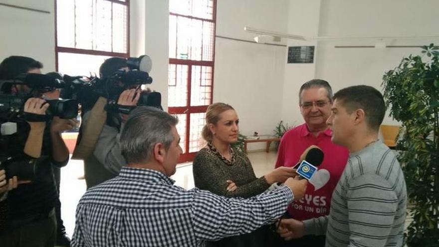 Noel González atiende a los medios de comunicación, junto al presidente de la ACET, Juan J. Vallejo Martín.