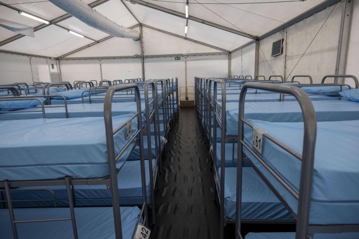 Así son los módulos de acogida temporal para migrantes instalados en el puerto de Palma.