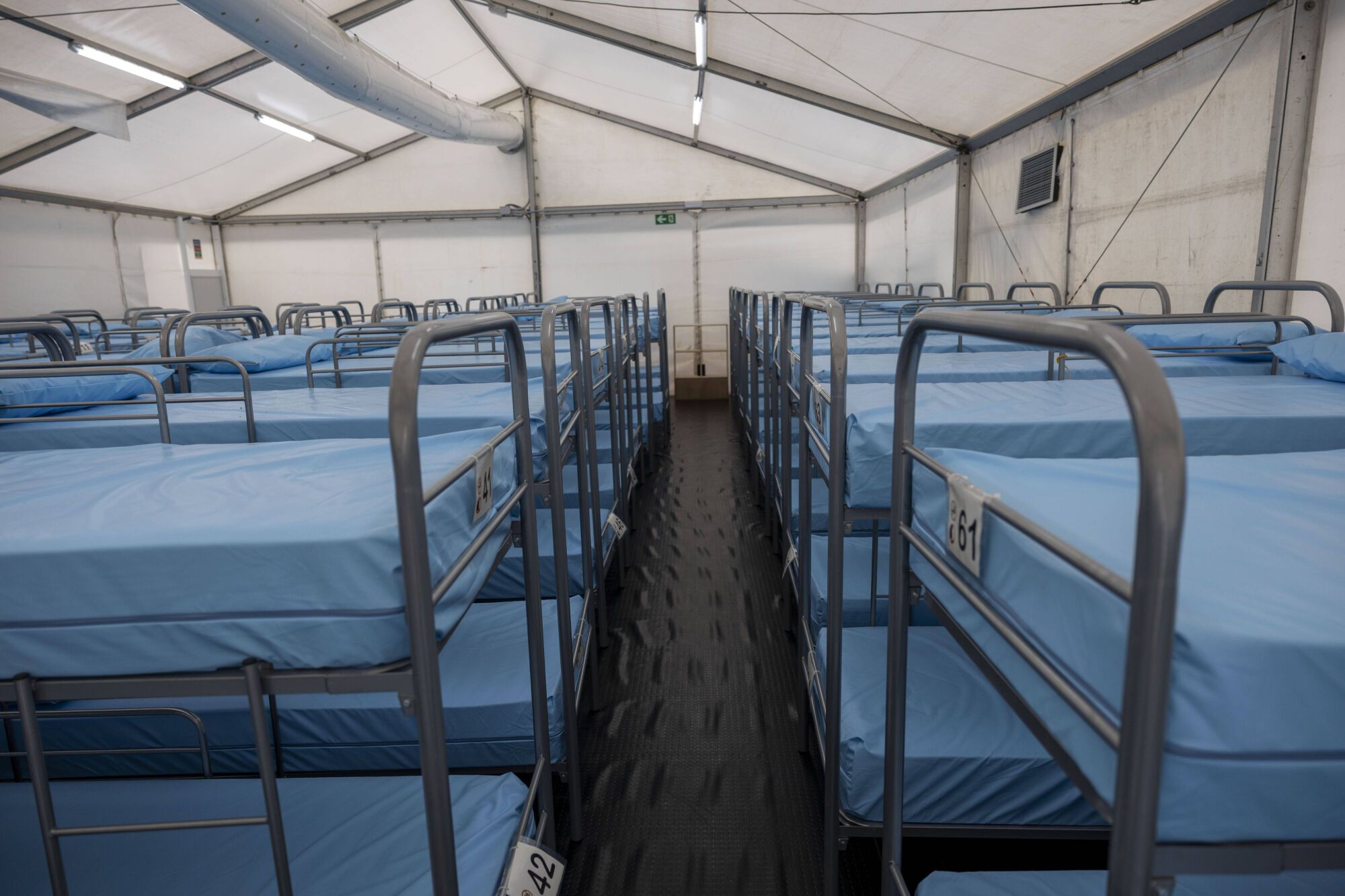 Así son los módulos de acogida temporal para migrantes instalados en el puerto de Palma.