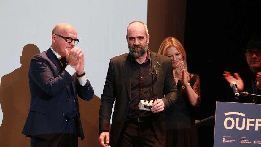 Luis Tosar durante la recogida, ayer, del premio en Ourense.