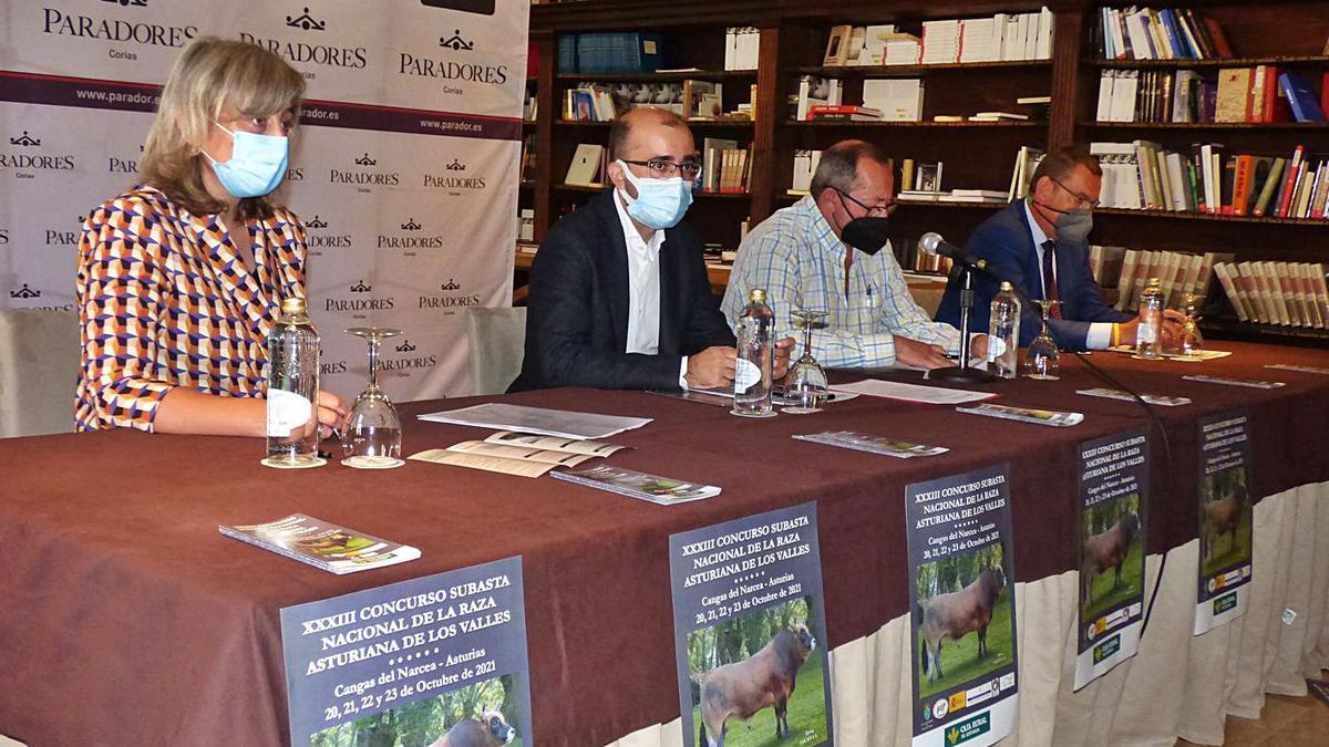 Por la izquierda, la directora general de Ganadería, Rocío Huerta; José Víctor Rodríguez, José Manuel González y Sabino Arias, director de Caja Rural en Cangas del Narcea, ayer, durante la presentación del concurso. | D. Á.