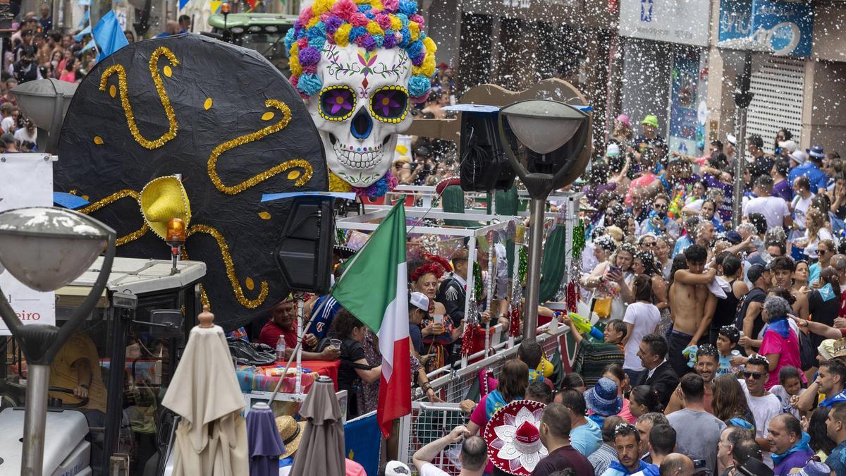 Así vive Grado el desfile de Santa Ana: una gran fiesta a remojo