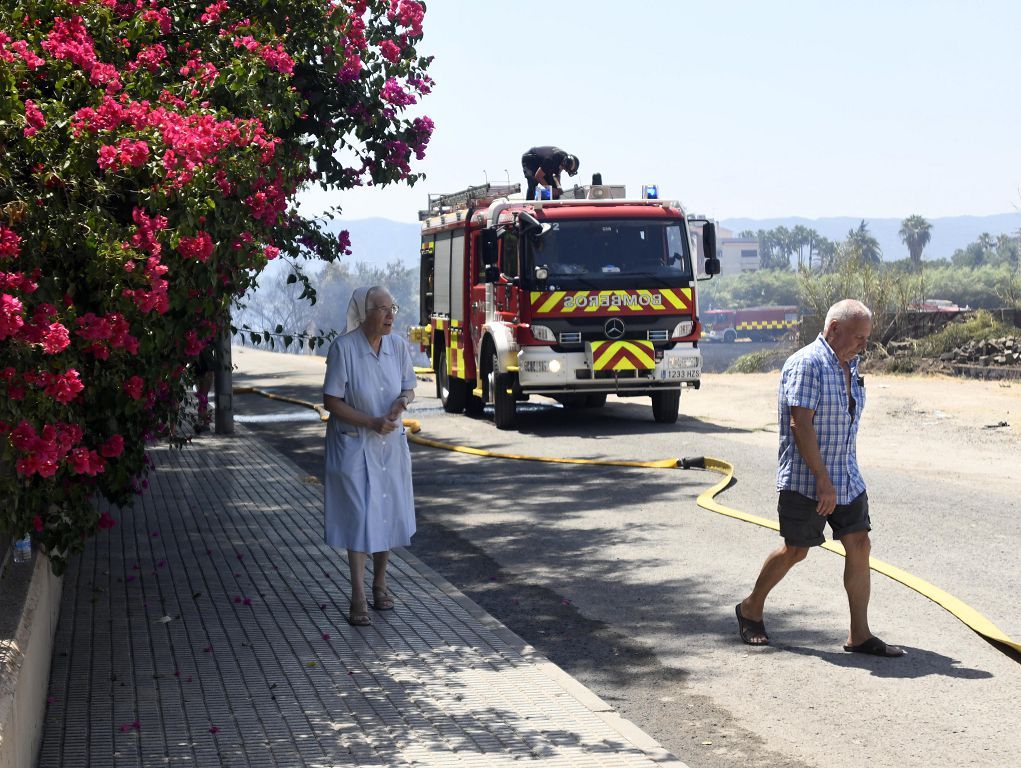 Las imágenes del incendio que ha obligado a desalojar un convento en Guadalupe