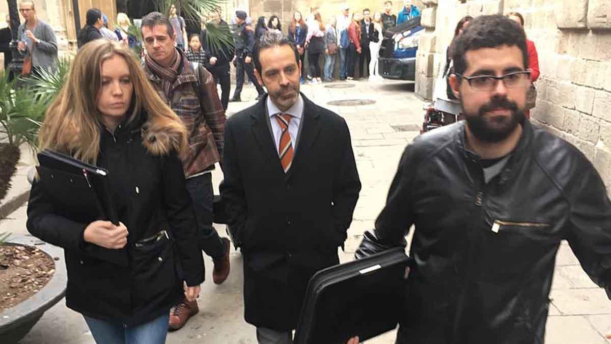 Antoni Molons siendo conducido al Palau de la Generalitat, tras su detención.