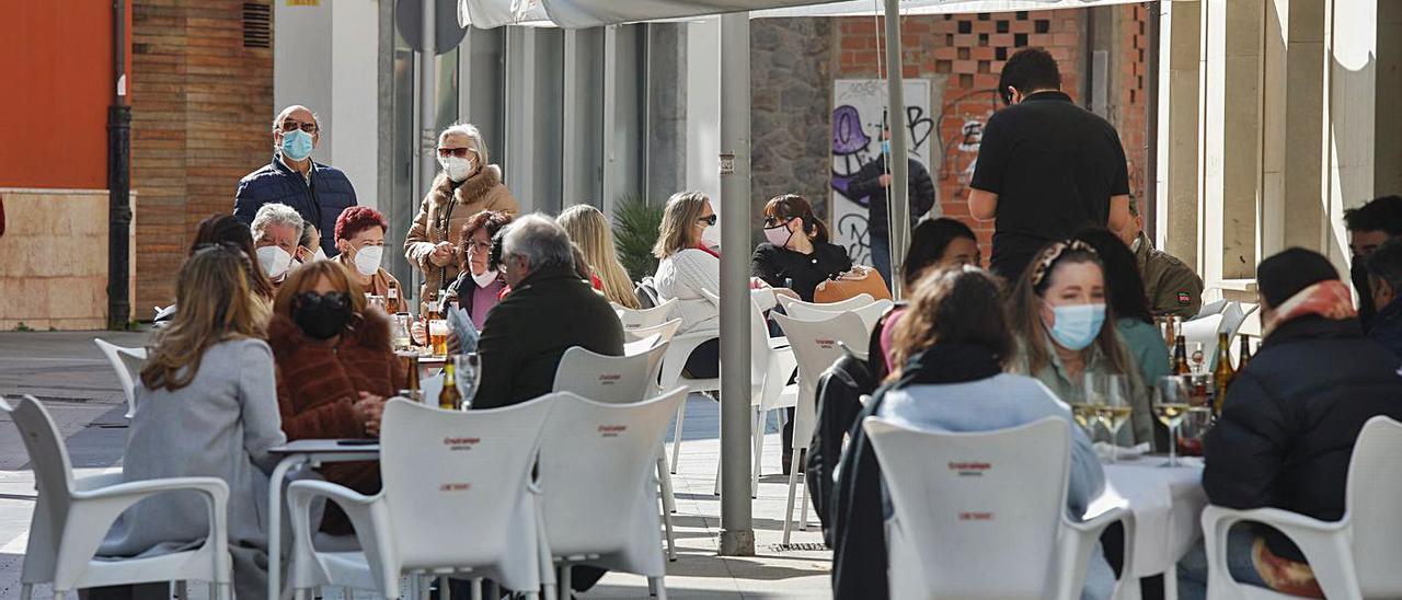 Clientes en una terraza de Luanco. | Mara Villamuza