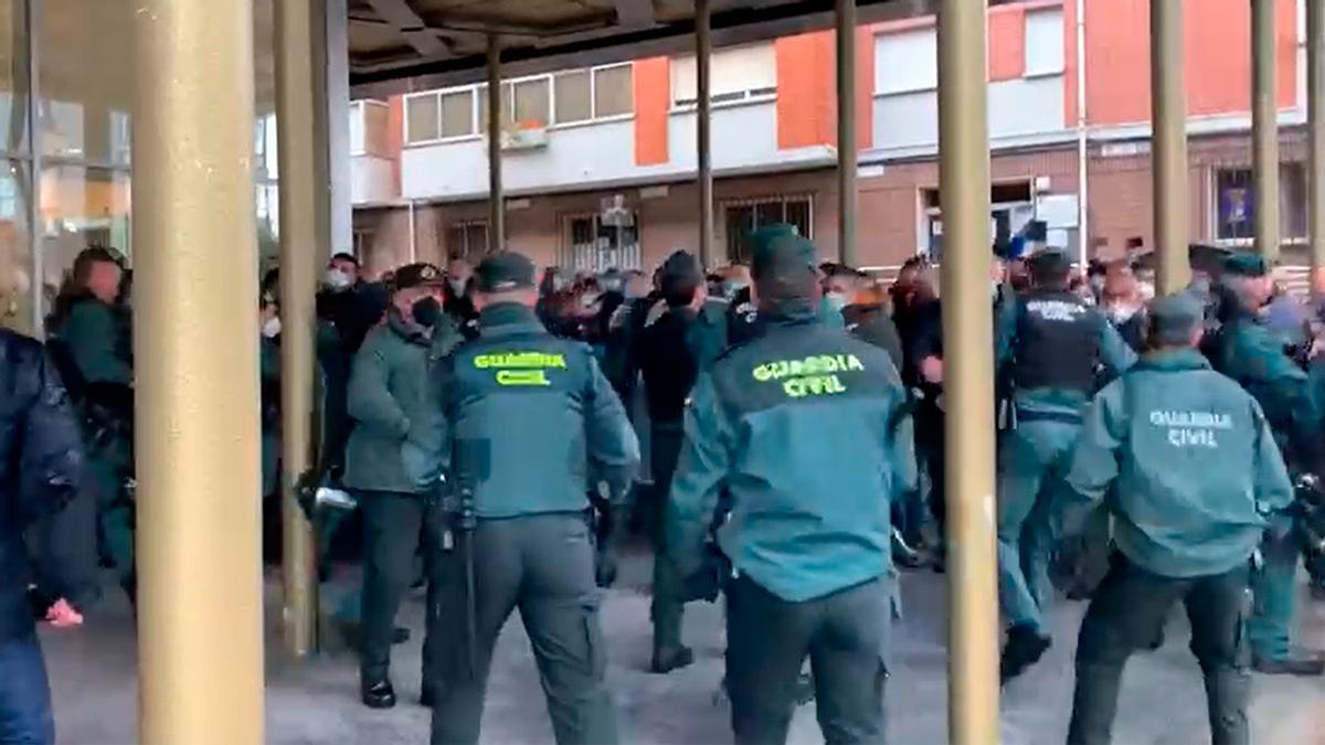Tensión a la salida de Barbón en Piedras Blancas: "Barbón, dimisión" grita plantilla de Alu Ibérica