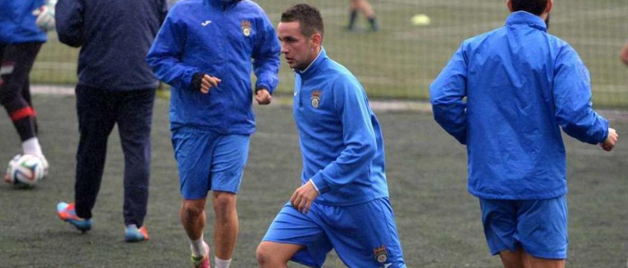 Campillo conduce el balón durante un entrenamiento del equipo en A Xunqueira. // G. Santos