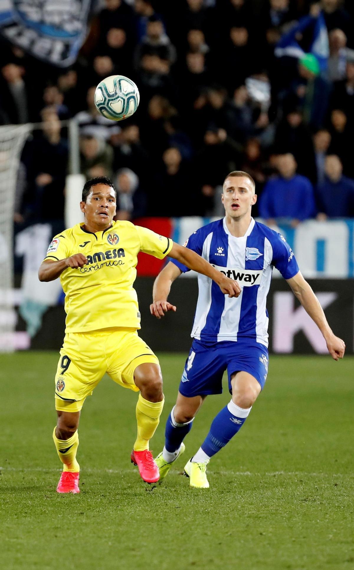 Carlos Bacca celebra un gol en Vitoria del Villarreal ante el Alavés.