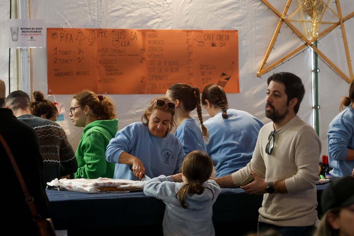 Comida popular 'Té ous sa colla' en Sant Josep