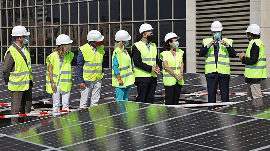 Puig, Dalmau y Bravo, junto a uno de los paneles solares. | GVA