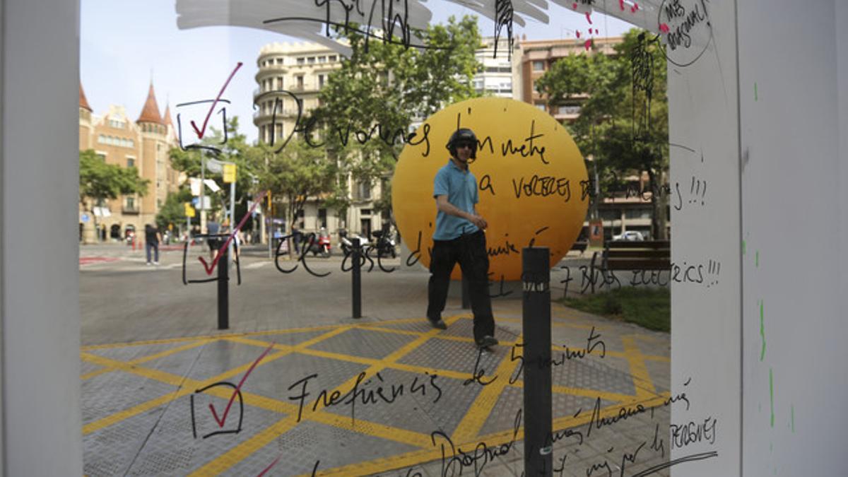 Una de las esferas amarillas que el equipo de Trias ha colocado por Barcelona, esta en la Diagonal.