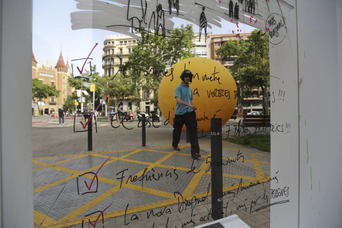 Una de les esferes grogues que l’equip de Trias ha col·locat per Barcelona, aquesta, a la Diagonal. Una de les esferes grogues que l’equip de Trias ha col·locat per Barcelona, aquesta, a la Diagonal.