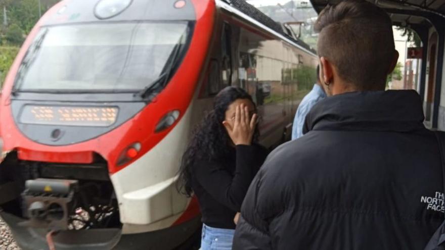 Viajeros en vía muerta: el tren de Oviedo a El Entrego, paralizado por un robo de cobre en el trazado de la línea