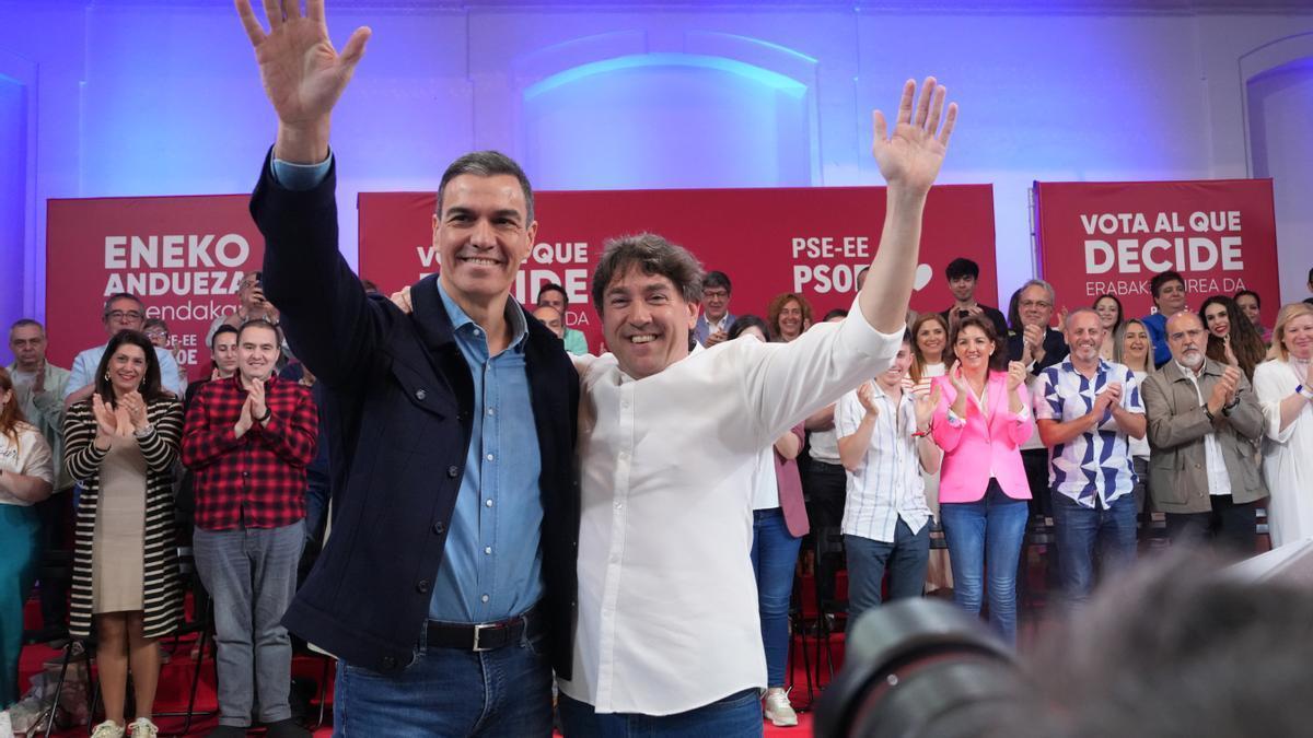 El presidente del Gobierno y el candidato del PSE-EE a Lehendakari, Eneko Andueza, en un acto el 13 de abril en San Sebastián.