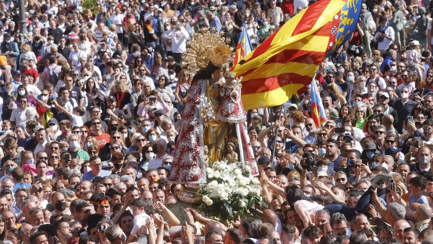 Cientos de valencianos acogen a su patrona en el Traslado