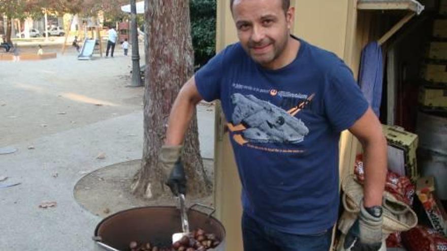 Manel Beas, a plaça Espanya, remena castanyes al braser