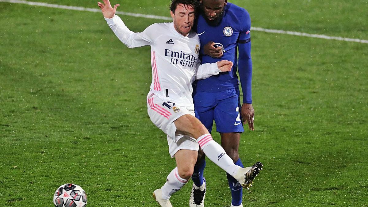 Odriozola choca con Rudiger. |  // KIKO HUESCA